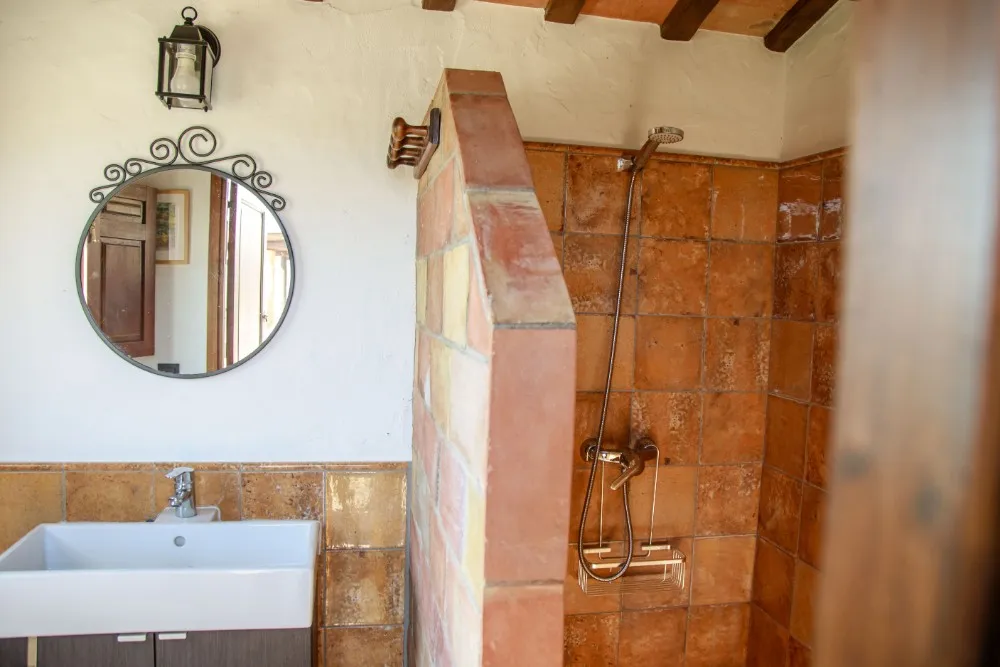 Ducha, lavabo e inodoro exterior