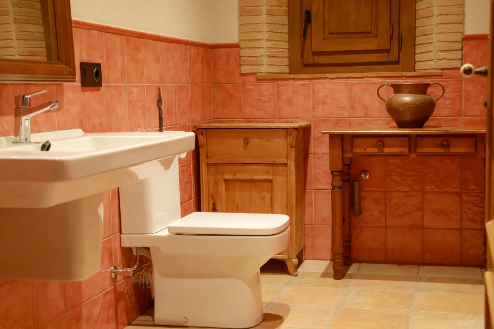 Ducha, lavabo e inodoro interior