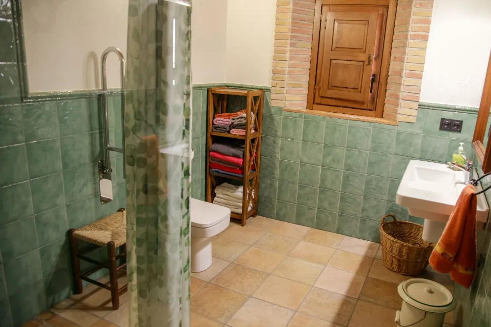 Ducha, lavabo e inodoro interior