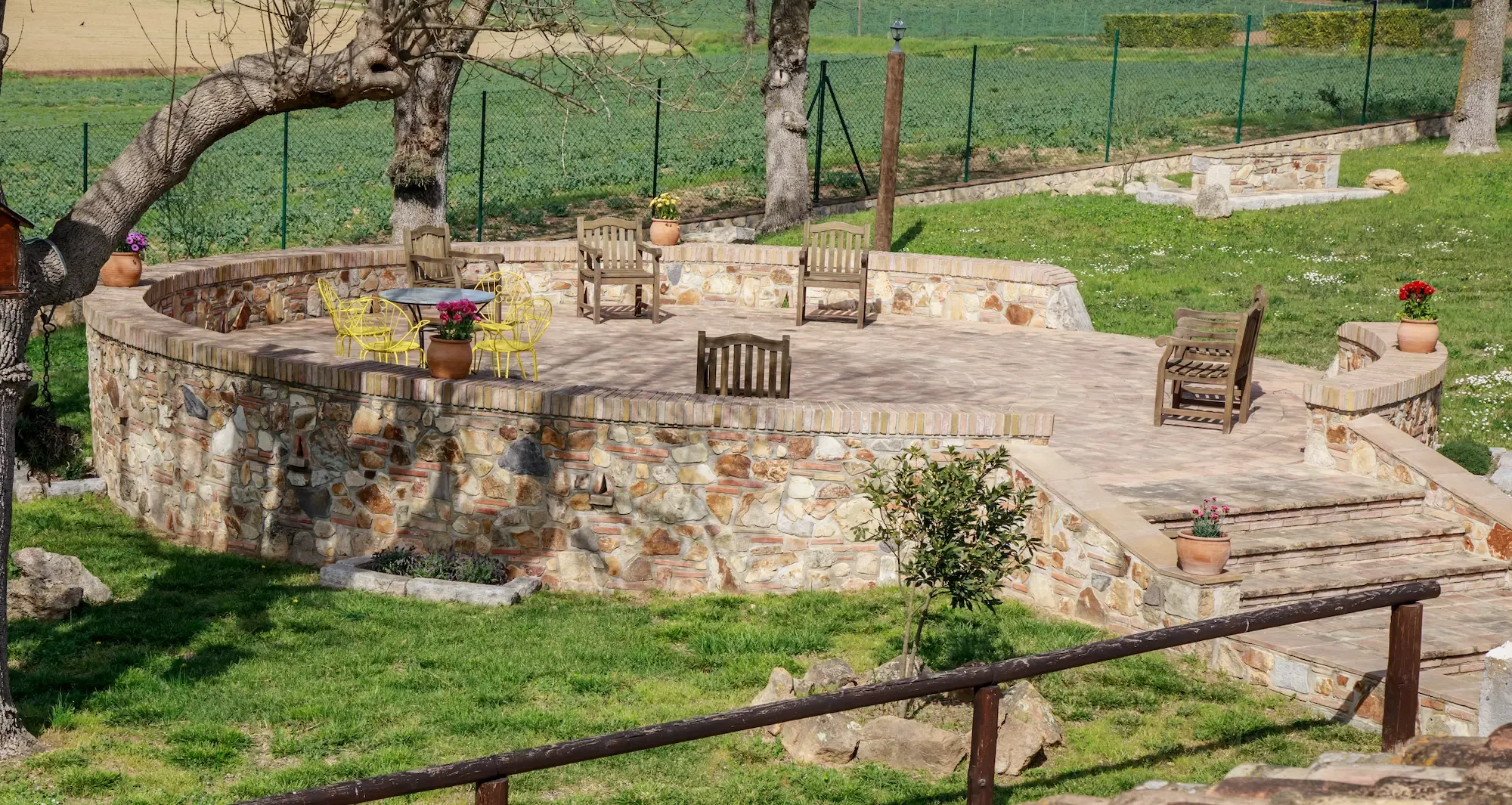Jardín espacioso con césped verde
