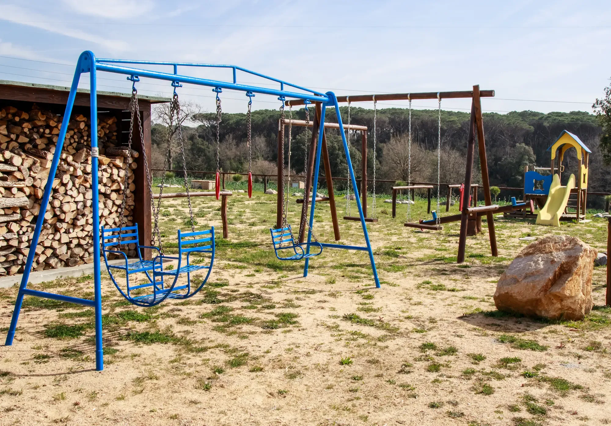 Parque privado con tobogán y columpios