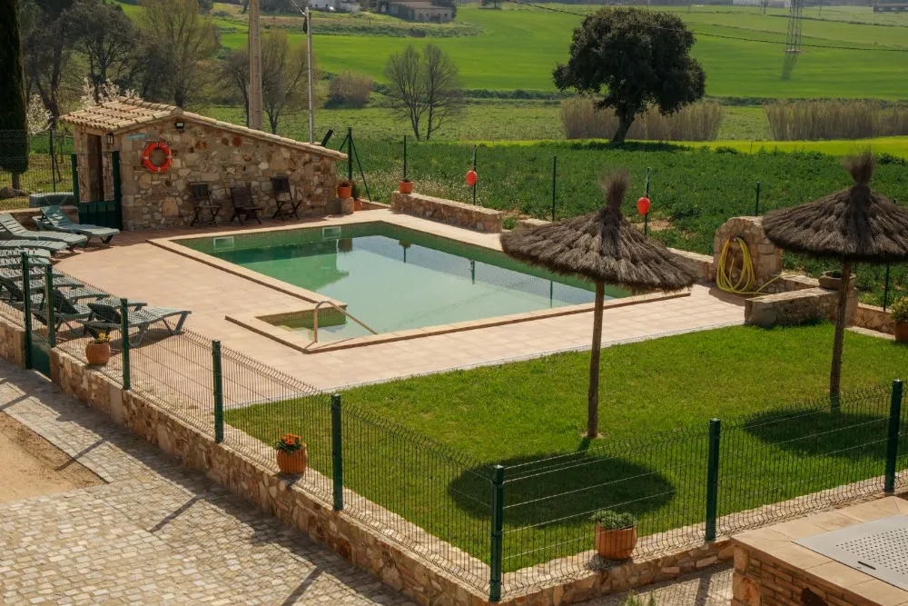 Piscina desde una ventana de la casa