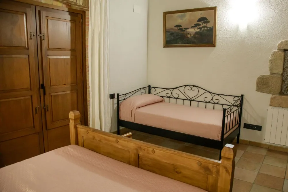 Habitación con cama doble y cama individual