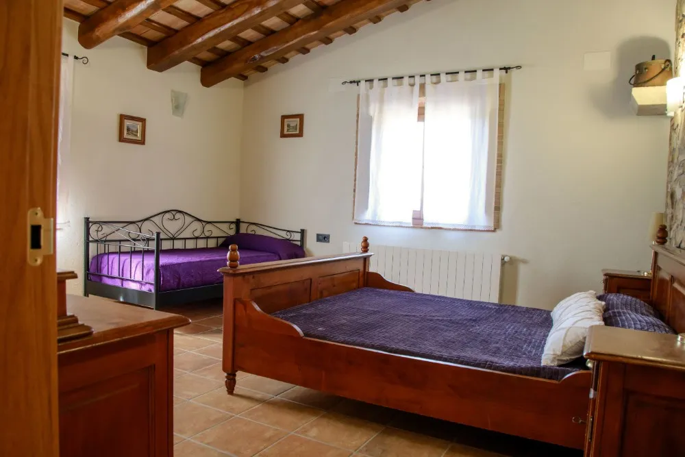Habitación con cama doble y cama individual