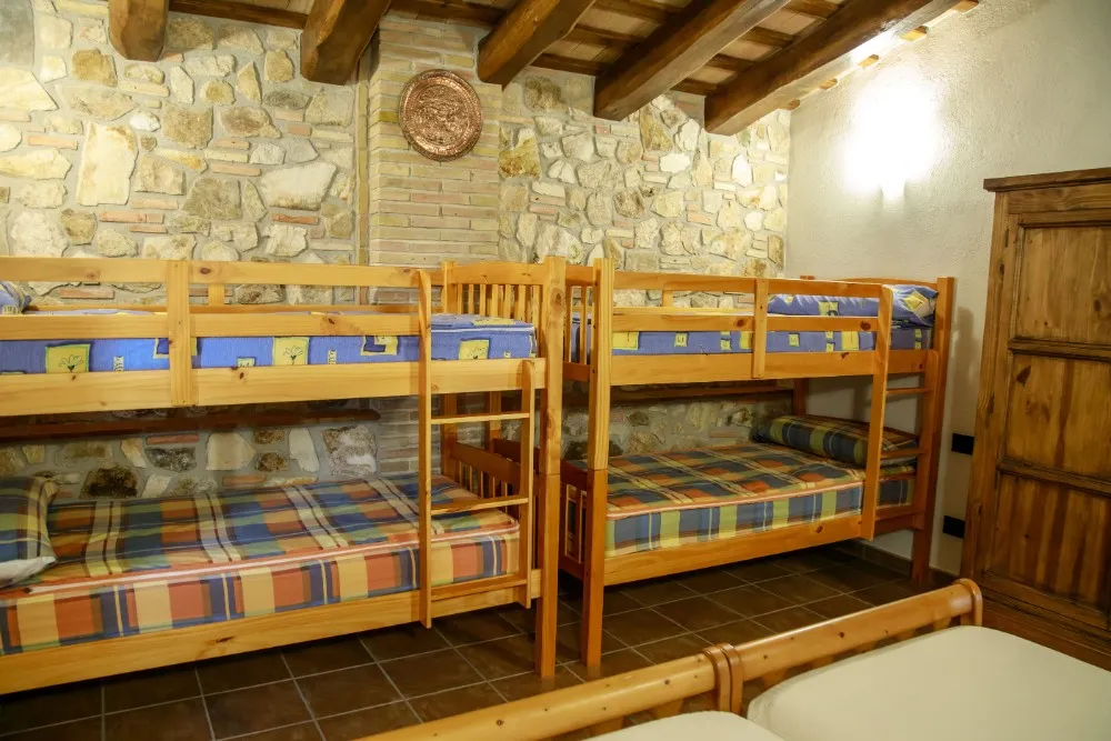 Habitación con dos literas y dos camas individuales